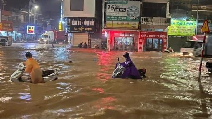 Storm Ma-on floods streets after making landfall in northern Vietnam